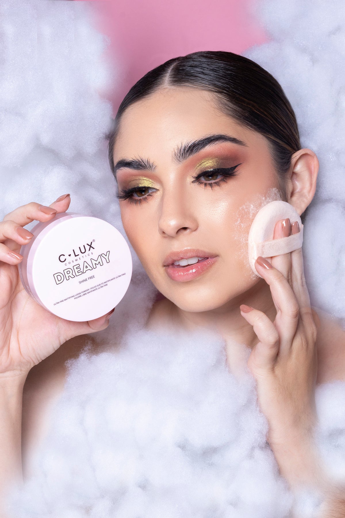 Modelo con Dreamy Shine-Free Powder